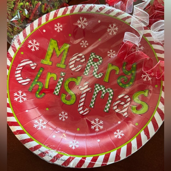 3/ for$15 🍒 Holiday Party Bundle - Plates, Bows, Paper Shred - NEW w TAGS 🏷️ - Picture 2 of 6